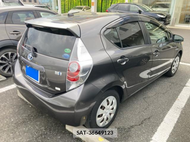 Toyota AQUA 2013-09 8279850-6