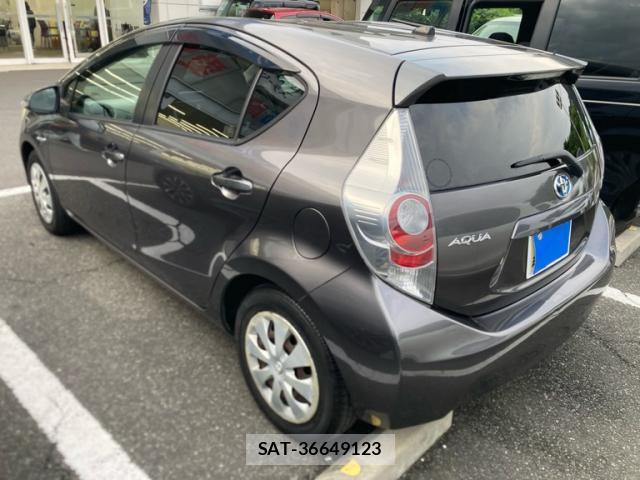 Toyota AQUA 2013-09 8279850-7