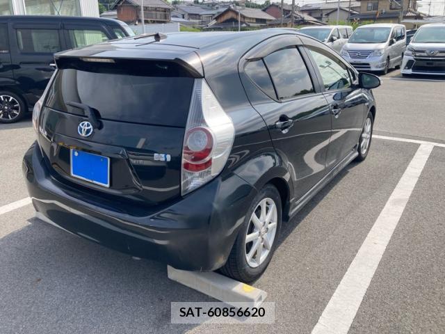 Toyota AQUA 2012-11 8279931-1