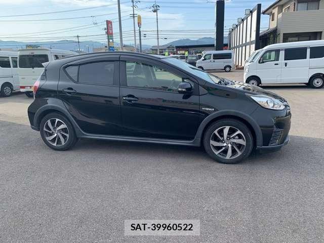 Toyota AQUA 2017-08 8280171-7