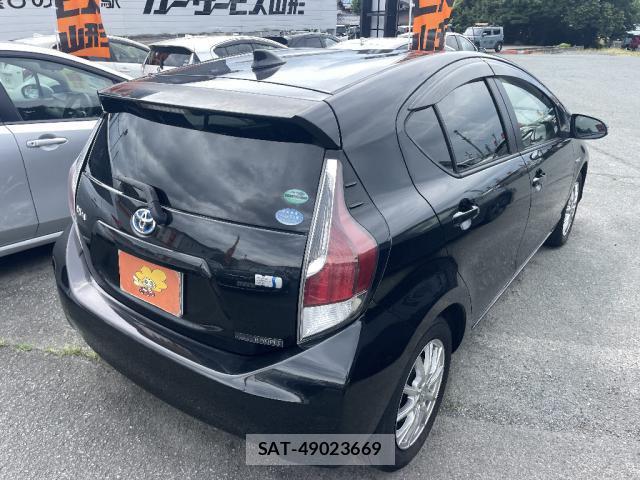 Toyota AQUA 2016-03 8280332-1