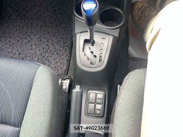 Toyota AQUA 2016-03 8280332-12