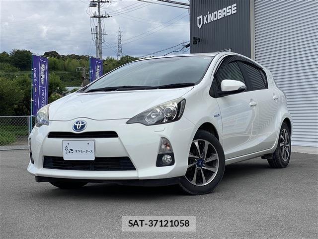 Toyota AQUA 2014-06 8280398-0