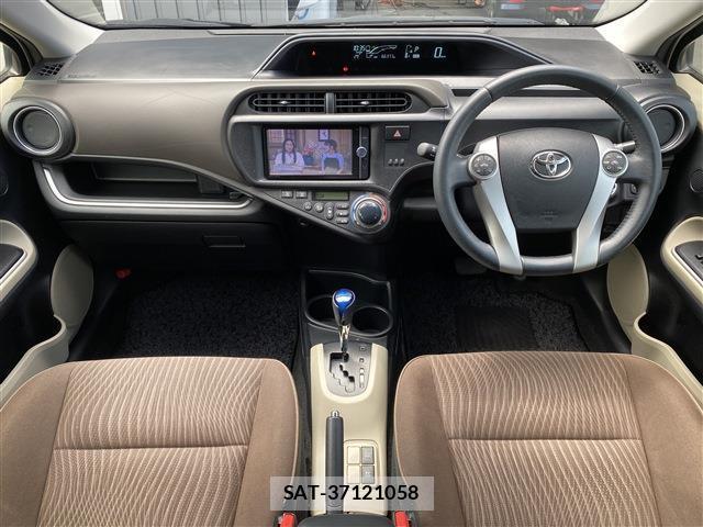 Toyota AQUA 2014-06 8280398-1