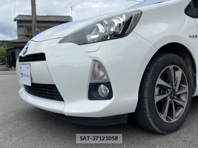 Toyota AQUA 2014-06 8280398-11