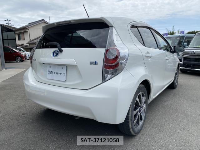 Toyota AQUA 2014-06 8280398-12