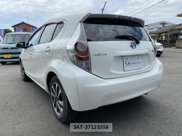 Toyota AQUA 2014-06 8280398-13