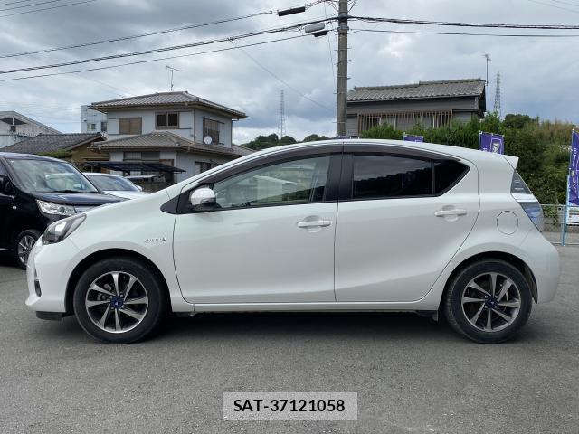 Toyota AQUA 2014-06 8280398-15