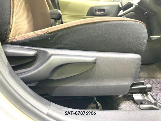 Toyota AQUA 2013-08 8280403-4