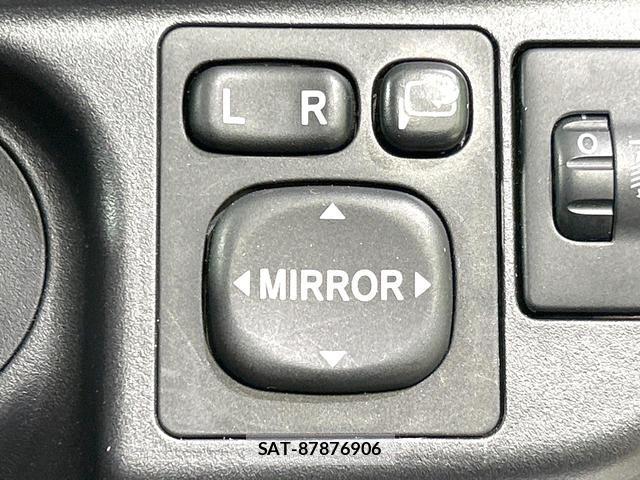 Toyota AQUA 2013-08 8280403-5