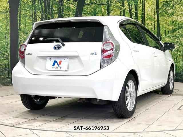 Toyota AQUA 2012-03 8280405-16