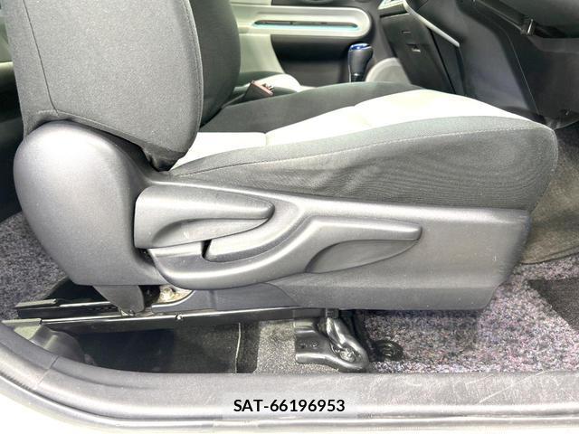 Toyota AQUA 2012-03 8280405-5