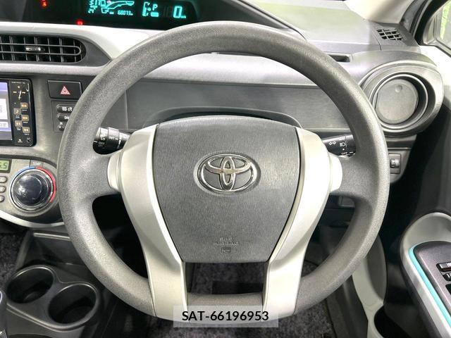 Toyota AQUA 2012-03 8280405-7