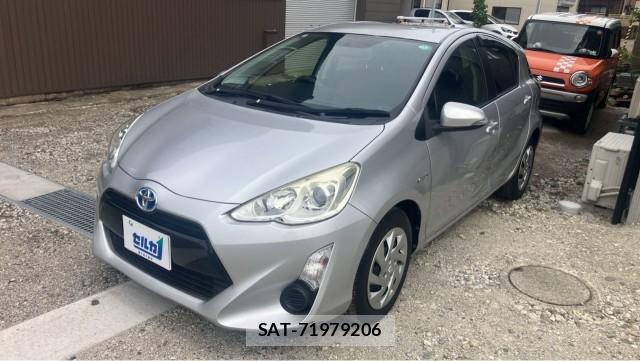 Toyota AQUA 2015-10 8281572-0
