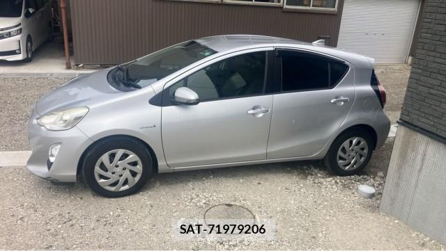 Toyota AQUA 2015-10 8281572-10