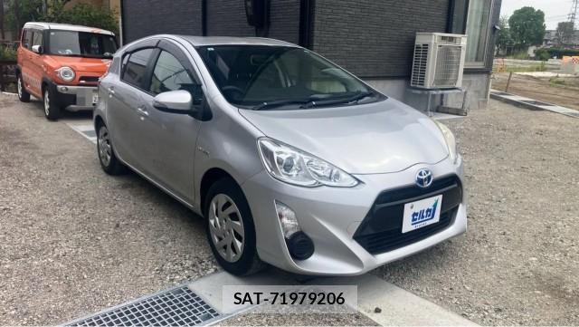 Toyota AQUA 2015-10 8281572-11