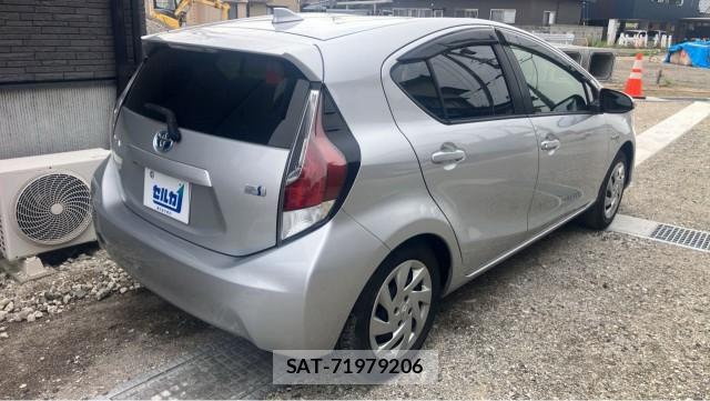 Toyota AQUA 2015-10 8281572-12