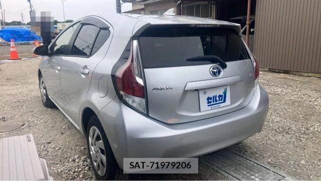 Toyota AQUA 2015-10 8281572-13