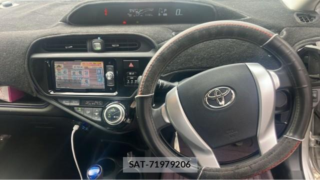 Toyota AQUA 2015-10 8281572-16