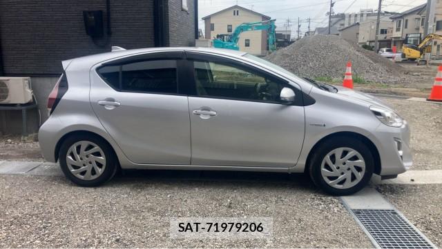 Toyota AQUA 2015-10 8281572-3