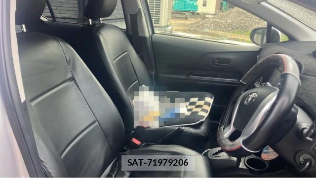 Toyota AQUA 2015-10 8281572-5