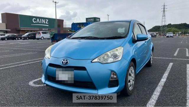 Toyota AQUA 2013-08 8281655-0