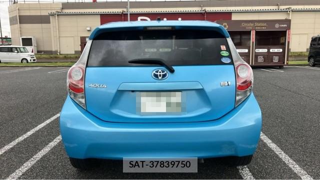 Toyota AQUA 2013-08 8281655-1