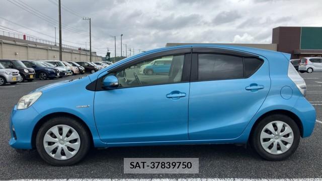 Toyota AQUA 2013-08 8281655-10