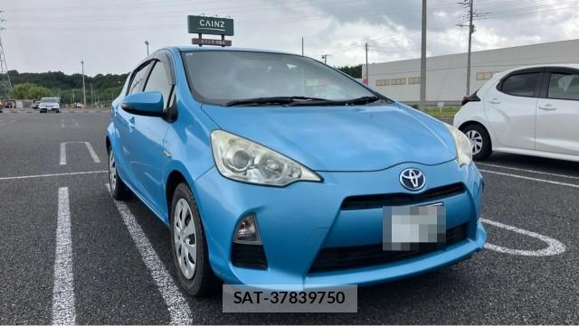 Toyota AQUA 2013-08 8281655-11
