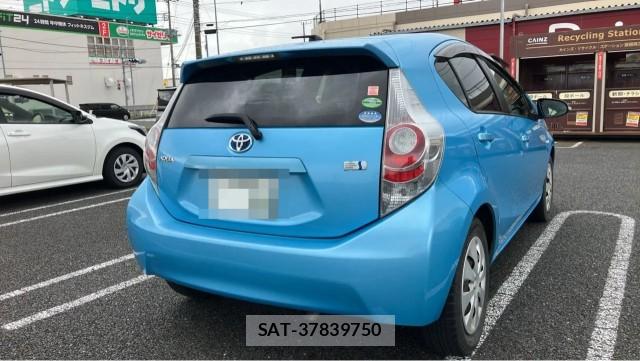 Toyota AQUA 2013-08 8281655-12