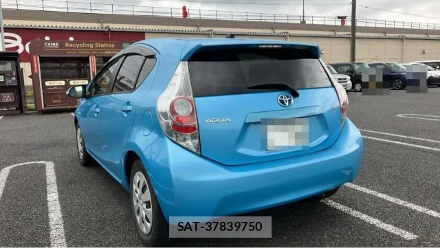 Toyota AQUA 2013-08 8281655-13