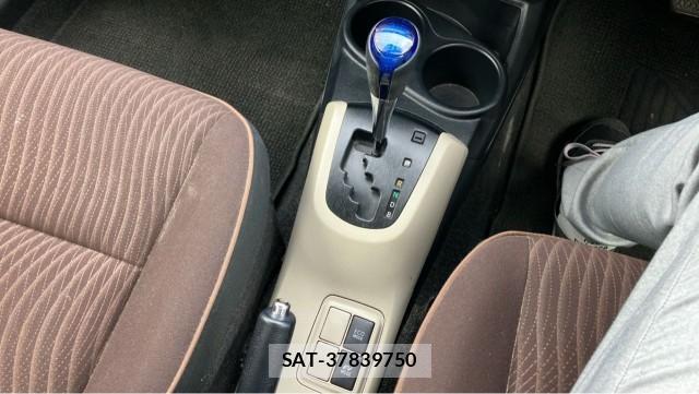 Toyota AQUA 2013-08 8281655-14
