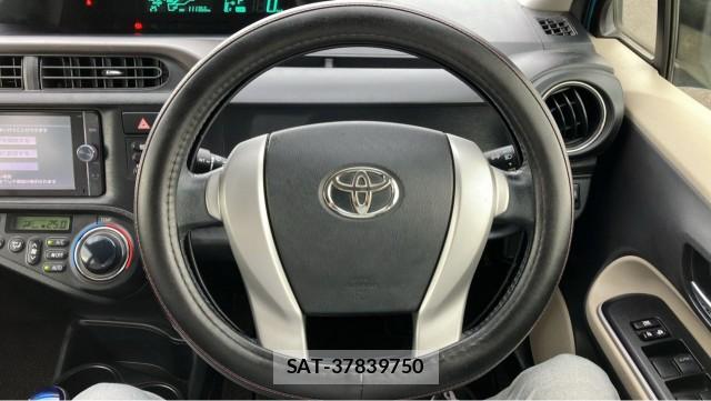 Toyota AQUA 2013-08 8281655-16