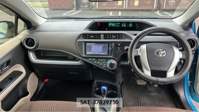 Toyota AQUA 2013-08 8281655-2