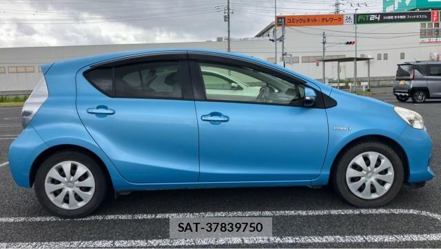 Toyota AQUA 2013-08 8281655-3