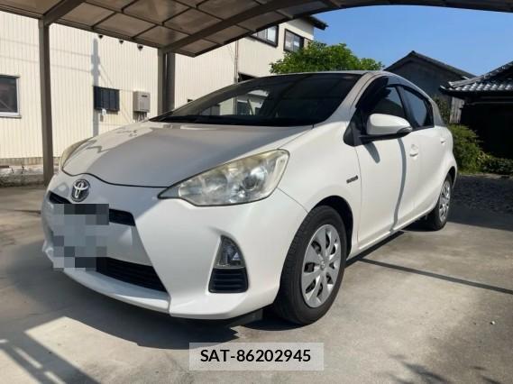 Toyota AQUA 2013-08 8282043-0