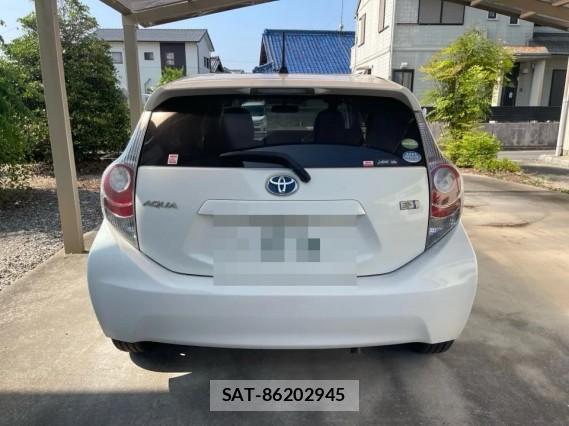 Toyota AQUA 2013-08 8282043-1