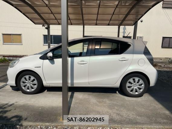 Toyota AQUA 2013-08 8282043-10