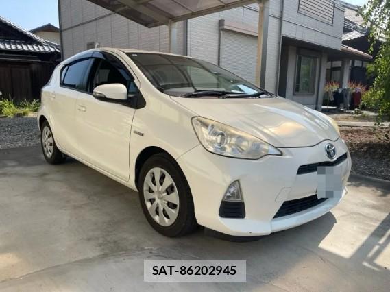 Toyota AQUA 2013-08 8282043-11