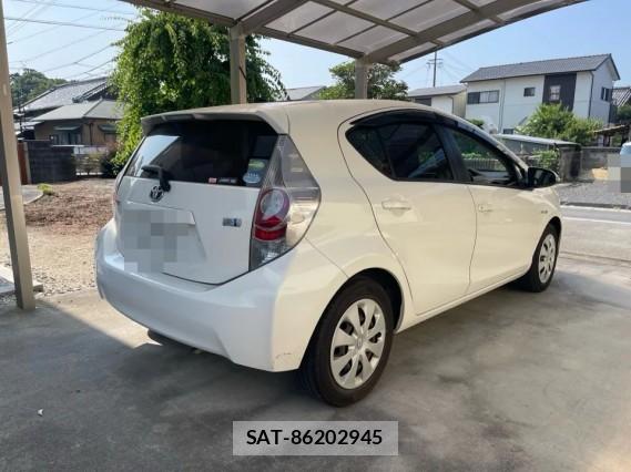 Toyota AQUA 2013-08 8282043-12