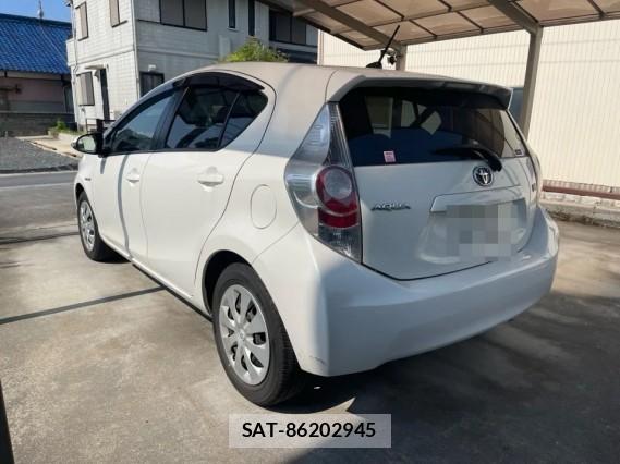 Toyota AQUA 2013-08 8282043-13