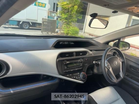 Toyota AQUA 2013-08 8282043-2