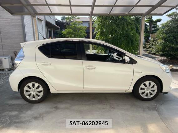 Toyota AQUA 2013-08 8282043-3