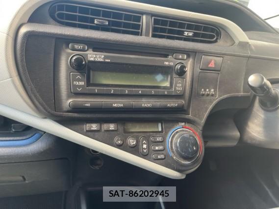 Toyota AQUA 2013-08 8282043-4