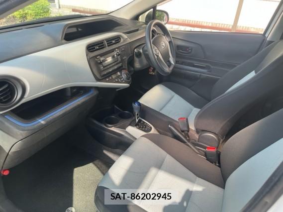 Toyota AQUA 2013-08 8282043-5