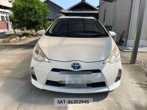 Toyota AQUA 2013-08 8282043-9