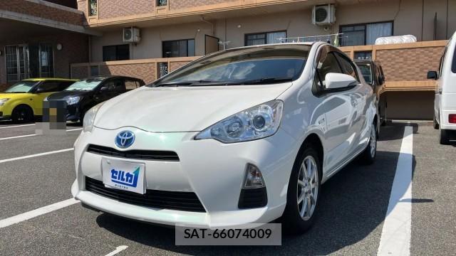 Toyota AQUA 2013-08 8282057-0