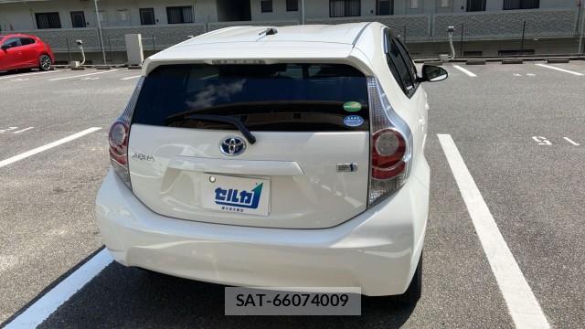 Toyota AQUA 2013-08 8282057-1