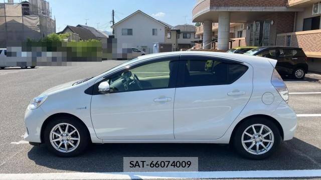 Toyota AQUA 2013-08 8282057-10