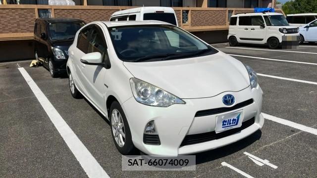 Toyota AQUA 2013-08 8282057-11